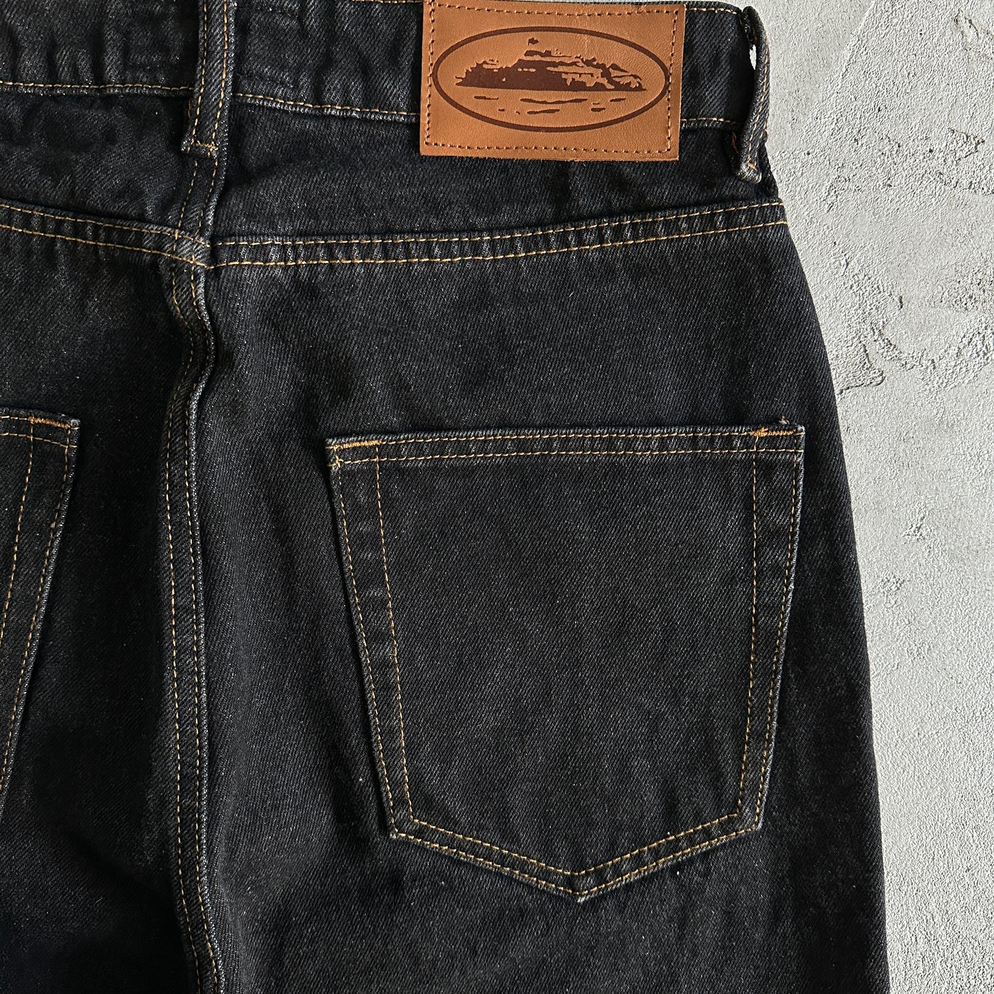Corteiz 32" island baggy jeans-black